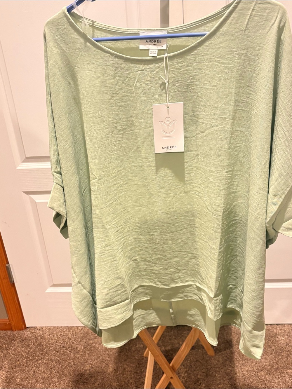 Andree by Unit 1X NWT Sage Green Textured Relaxed Top Tunic Blouse